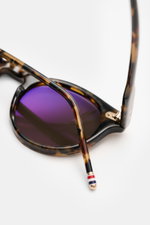 Thom Browne Sonnenbrille braun gemustert, Detailaufnahme von oben, Acetat-Rahmen Schildpatt, klassische Notched-Bridge-Form, getönte Gläser.