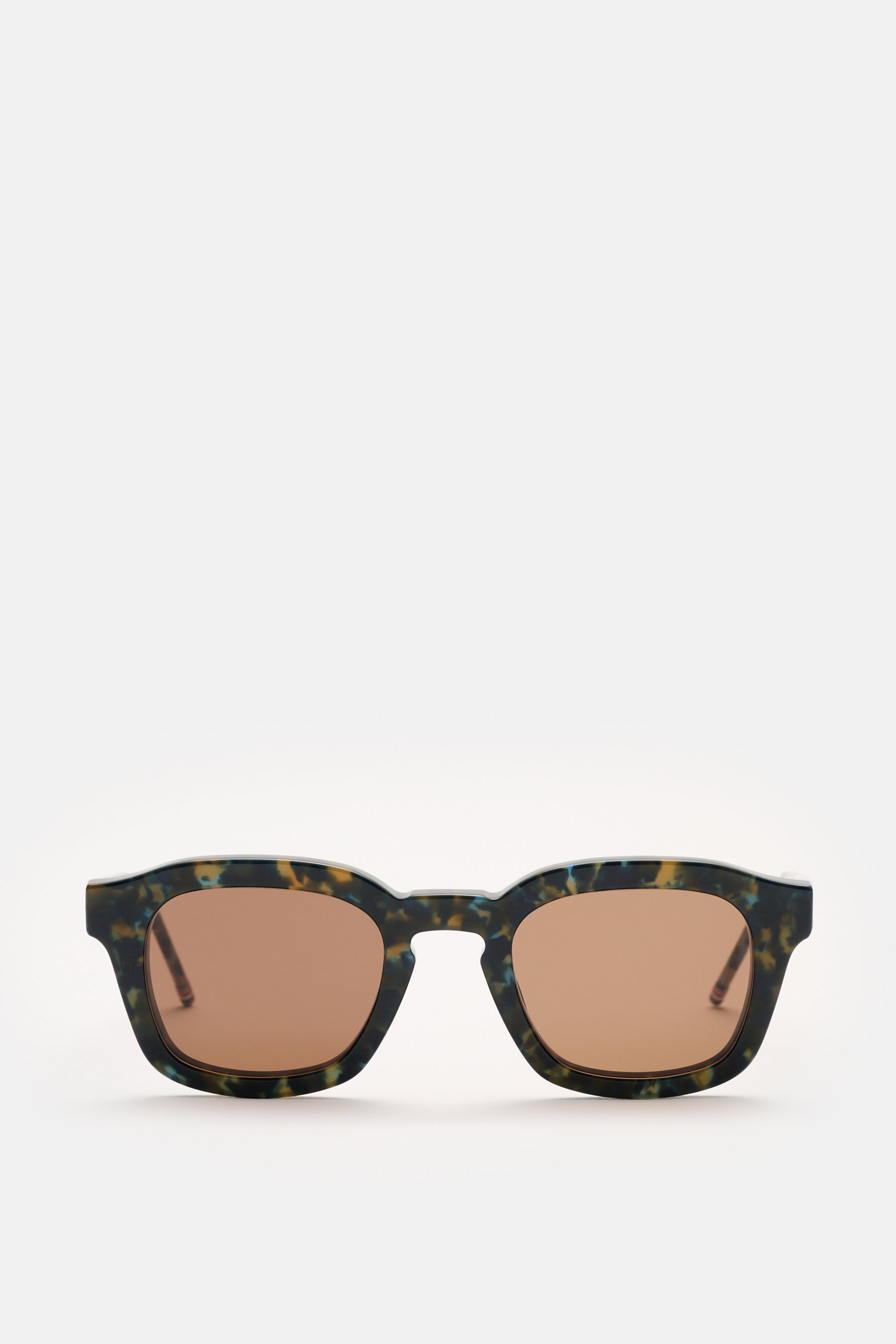 Thom Browne Sonnenbrille dunkelblau gemustert, eckige Notched-Bridge-Form, Acetat-Rahmen in Schildpatt-Optik, Frontansicht mit gleichmäßig getönten Gläsern.