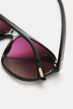 Tom Ford Sonnenbrille 'Bruce' schwarz, Nahaufnahme schräg von oben, großer Acetat-Rahmen, polarisiert, UV-Schutz, violett getönte Gläser.
