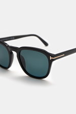 Tom Ford Sonnenbrille 'Avery' schwarz/rauchblau, eckig, Acetatrahmen, getönte Gläser, 100% UV-Schutz, Seitenansicht schräg von vorne.