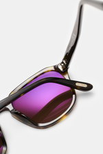 Tom Ford Sonnenbrille 'Avery' grün/dunkelbraun gemustert, eckig, Acetatrahmen, polarisierte lila Kunststoffgläser, Nahaufnahme von oben.