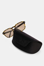 Tom Ford Sonnenbrille 'Avery' grün/dunkelbraun gemustert in eckiger Form aus Acetat, polarisierte Gläser, seitliche Nahaufnahme mit schwarzem Etui.