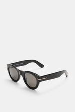 Tom Ford Sonnenbrille 'Lucinda' schwarz, gerundete Silhouette, Acetat-Rahmen, gleichmäßig getönte Gläser, seitliche Nahaufnahme, UV-Schutz Filter 3.