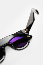 Tom Ford Sonnenbrille 'Lucinda' schwarz, von oben schräg fotografiert, gerundete Silhouette, Acetat-Rahmen, getönte Kunststoffgläser, UV-Schutz, inkl. Samt-Etui.