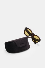Tom Ford Sonnenbrille 'Lucinda' dunkelbraun meliert mit gerundeter Silhouette, getönten Gläsern, Acetat-Rahmen und Samt-Etui, Frontansicht.