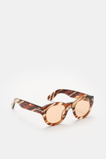 Tom Ford Sonnenbrille "Lucinda" braun/hellbraun gemustert mit gerundeter Silhouette, photochromen Kunststoffgläsern, Acetat-Rahmen, 100% UV-Schutz, frontal aus schräger Perspektive.