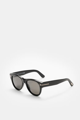 Tom Ford Sonnenbrille 'Burton' schwarz, leicht gerundete Silhouette, Acetat-Rahmen, getönte Gläser, 100% UV-Schutz, seitliche Nahaufnahme, weißer Hintergrund.