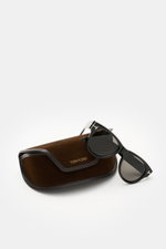 Tom Ford Sonnenbrille 'Burton' schwarz, leicht gerundete Silhouette, Acetat-Rahmen, getönte Gläser, 100% UV-Schutz, frontal auf braunem Samt-Etui liegend.