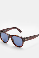 Tom Ford Sonnenbrille "Burton" dunkelbraun meliert, leicht gerundete Silhouette, Acetat-Rahmen, blaue Kunststoffgläser, seitliche Nahaufnahme von oben.
