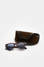 Tom Ford Sonnenbrille 'Burton' dunkelbraun meliert mit leicht gerundeter Silhouette, Acetat-Rahmen, blauen Gläsern, UV-Schutz, seitlich fotografiert.