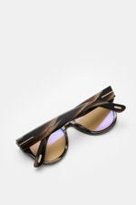 Tom Ford Sonnenbrille 'Burton' schwarz/braun/beige gemustert, leicht gerundete Silhouette, Acetatrahmen, photochrome Gläser, 100% UV-Schutz, seitliche Nahaufnahme.