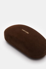 Das Bild zeigt aus seitlich-schräger Perspektive ein braunes Samt-Hartschalenetui für die Tom Ford Sonnenbrille 'Andrea' dunkelbraun gemustert/braun.