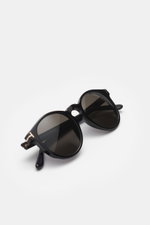 Tom Ford Sonnenbrille 'Ian' schwarz/grau, liegend in Front-Perspektive, Acetat-Rahmen, Notched-Bridge, getönte Gläser, UV-Schutz, Samt-Etui.
