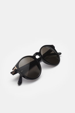 Tom Ford Sonnenbrille 'Ian' schwarz/grau, liegend in Front-Perspektive, Acetat-Rahmen, Notched-Bridge, getönte Gläser, UV-Schutz, Samt-Etui.