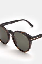 Tom Ford Sonnenbrille 'Ian' dunkelbraun gemustert in klassischer Panto-Form, polarisiert, mit UV-Schutz, von schräg vorne fotografiert.