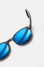 Tom Ford Sonnenbrille 'Dante' dunkelbraun in klassischer Panto-Form mit blau getönten Gläsern, 100% UV-Schutz, von oben fotografiert.