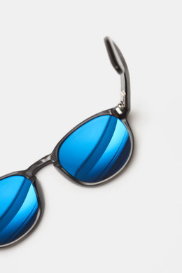 Tom Ford Sonnenbrille 'Dante' dunkelbraun in klassischer Panto-Form mit blau getönten Gläsern, 100% UV-Schutz, von oben fotografiert.