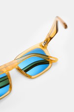 Tom Ford Sonnenbrille 'Dax' gelb/grün, leicht eckig, Acetat-Rahmen, blaue polarisierte Gläser mit 100% UV-Schutz, Nahaufnahme von oben.