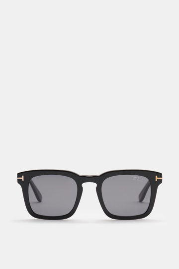 Front view of Tom Ford Sunglasses 'Dax' black with a slightly square acetate frame and polarized lenses.

Description: <p>In the characteristic style of men’s glasses from the 1960s, the model 'Dax' by TOM FORD has a timeless masculine style, as well as s