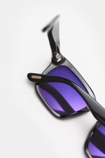 Tom Ford Sonnenbrille 'Dax' schwarz mit leicht eckiger Form, polarisierte Kunststoffgläser, Acetat-Rahmen, 100% UV-Schutz, Nahaufnahme von oben.