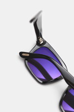Tom Ford Sonnenbrille 'Dax' schwarz in leicht eckiger Form, polarisierten blauen Kunststoffgläsern, Acetat-Rahmen, Detailaufnahme von oben.