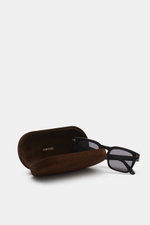 Tom Ford Sonnenbrille 'Dax' schwarz mit leicht eckigem Acetat-Rahmen, polarisierten Gläsern und UV-Schutz, liegend im geöffneten Samt-Etui, Frontalansicht.
