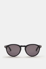 Tom Ford Sonnenbrille 'Aurelie' schwarz, frontale Aufnahme, Acetat-Rahmen, klassische Notched-Bridge-Form, getönte Kunststoffgläser, UV-Schutz, mit Samt-Hartschalenetui.
