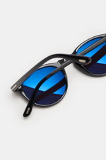 Tom Ford Sonnenbrille 'Aurelie' schwarz, liegend von oben, Acetat-Rahmen, klassische Notched-Bridge-Form, blaue Kunststoffgläser, UV-Schutz, Samt-Hartschalenetui.