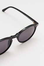 Tom Ford Sonnenbrille 'Aurelie' schwarz, Detailansicht schräg von oben, klassische Notched-Bridge-Form, Acetat-Rahmen, gleichmäßig getönte Kunststoffgläser, 100% UV-Schutz Filterkategorie 3, inklusive Samt-Hartschalenetui.