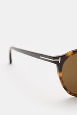 Tom Ford Sonnenbrille 'Aurele' dunkelbraun gemustert/braun, Panto-Form, Acetat-Tortoise-Rahmen, gleichmäßig getönte Gläser, seitliche Nahaufnahme.