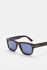 Tom Ford Sonnenbrille 'Smith' dunkelbraun gemustert, eckiger Rahmen aus Acetat, blaue Kunststoffgläser, Nahaufnahme von schräg oben.