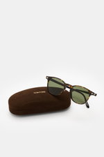 Tom Ford Sonnenbrille 'Holt' dunkelbraun meliert/grün, leicht gerundet, polarisierte Gläser, Acetat-Rahmen, auf Samt-Etui liegend, Frontperspektive.