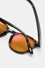 Tom Ford Sonnenbrille 'Holt' dunkelbraun meliert/gelb, leicht gerundete Silhouette, melierte Optik, Acetat-Rahmen, liegend fotografiert, UV-Schutz Filter 3