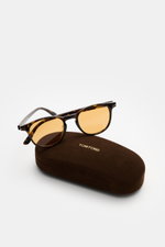 Tom Ford Sonnenbrille "Holt" dunkelbraun meliert/gelb, leicht gerundete Silhouette, Acetat-Rahmen, getönte Gläser, frontal auf Samt-Etui.