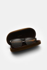 Tom Ford Sonnenbrille 'Calder' dunkelbraun/braun gemustert, eckig, Tortoise-Acetat, polarisierte Gläser, in offenem Samt-Etui von schräg vorne.