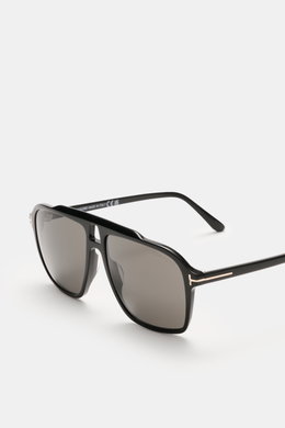 Nahaufnahme der Tom Ford Sonnenbrille 'Autari' schwarz/anthrazit im klassischen Aviator-Stil, mit Acetat-Rahmen und gleichmäßig getönten Kunststoffgläsern, fotografiert aus seitlicher Perspektive.