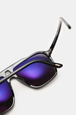 Tom Ford Sonnenbrille 'Autari' schwarz/anthrazit im Retro-Aviator-Stil, Nahaufnahme von oben, getönte Kunststoffgläser, Acetat-Rahmen, UV-Schutz.