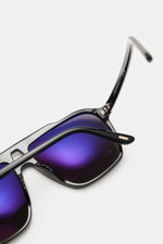 Nahaufnahme der Tom Ford Sonnenbrille 'Autari' schwarz/anthrazit im Retro-Aviator-Stil mit blauen Kunststoffgläsern, seitliche Perspektive.