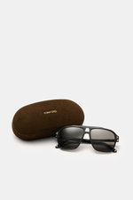 Tom Ford Sonnenbrille 'Autari' schwarz/anthrazit im klassischen Aviator-Stil mit getönten Kunststoffgläsern, Acetat-Rahmen, 100% UV-Schutz, frontal fotografiert, inklusive braunem Samt-Hartschalenetui.