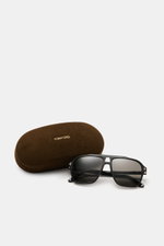 Alt-Tag (124 Zeichen):
Tom Ford Sonnenbrille 'Autari' schwarz/anthrazit im klassischen Aviator-Stil mit getönten Kunststoffgläsern, frontal fotografiert.
