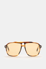 Tom Ford Sonnenbrille 'Autari' dunkelbraun meliert im klassischen Aviator-Stil mit photochromen Kunststoffgläsern frontal fotografiert.