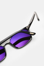 Tom Ford Sonnenbrille "Miles" schwarz/anthrazit, schmale eckige Form, lila getönte Gläser, Acetat-Rahmen, seitliche Nahaufnahme, UV-Schutz Filterkategorie 3.