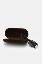 Tom Ford Sonnenbrille 'Miles' schwarz/anthrazit mit schmalem, eckigem Acetat-Rahmen und getönten Gläsern, seitliche Perspektive mit offenem Samt-Etui.