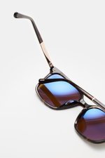 Tom Ford Sonnenbrille 'Jochem' dunkelbraun meliert, leicht eckige Form, getönte Kunststoffgläser, Acetat-Rahmen, Nahaufnahme von oben schräg.
