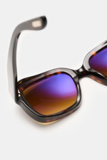 Tom Ford Sonnenbrille 'Natalia' dunkelbraun meliert, eckig, Acetat-Rahmen, Verlaufsgläser Kunststoff, Filter 3, seitliche Nahaufnahme.
