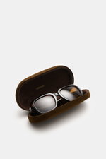 Tom Ford Sonnenbrille 'Natalia' dunkelbraun meliert mit eckiger Form, Verlaufsgläsern, Acetat-Rahmen, Filterkategorie 3, im geöffneten Samt-Hartschalenetui, seitliche Perspektive.
