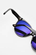 Tom Ford Sonnenbrille 'Tallulah' schwarz, Papillon-Stil mit blau getönten Kunststoffgläsern, Acetat-Rahmen, Nahaufnahme von oben, 100% UV-Schutz.