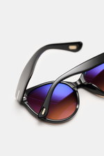 Tom Ford Sonnenbrille 'Tallulah' schwarz/braun im klassischen Papillon-Stil mit Verlaufsgläsern, Acetat-Rahmen, 100% UV-Schutz, seitliche Nahaufnahme.