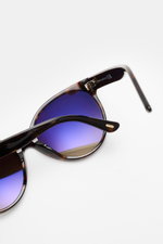 Nahaufnahme der Tom Ford Sonnenbrille 'Tallulah' dunkelbraun meliert im klassischen Papillon-Stil mit Verlaufsgläsern aus Kunststoff, Acetat-Rahmen und 100% UV-Schutz, aus schräger Perspektive fotografiert.