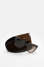 Tom Ford Sonnenbrille 'Tallulah' dunkelbraun meliert, Papillon-Stil, Verlaufsgläser, Acetat-Rahmen, 100% UV-Schutz, seitliche Nahaufnahme mit Samt-Etui.